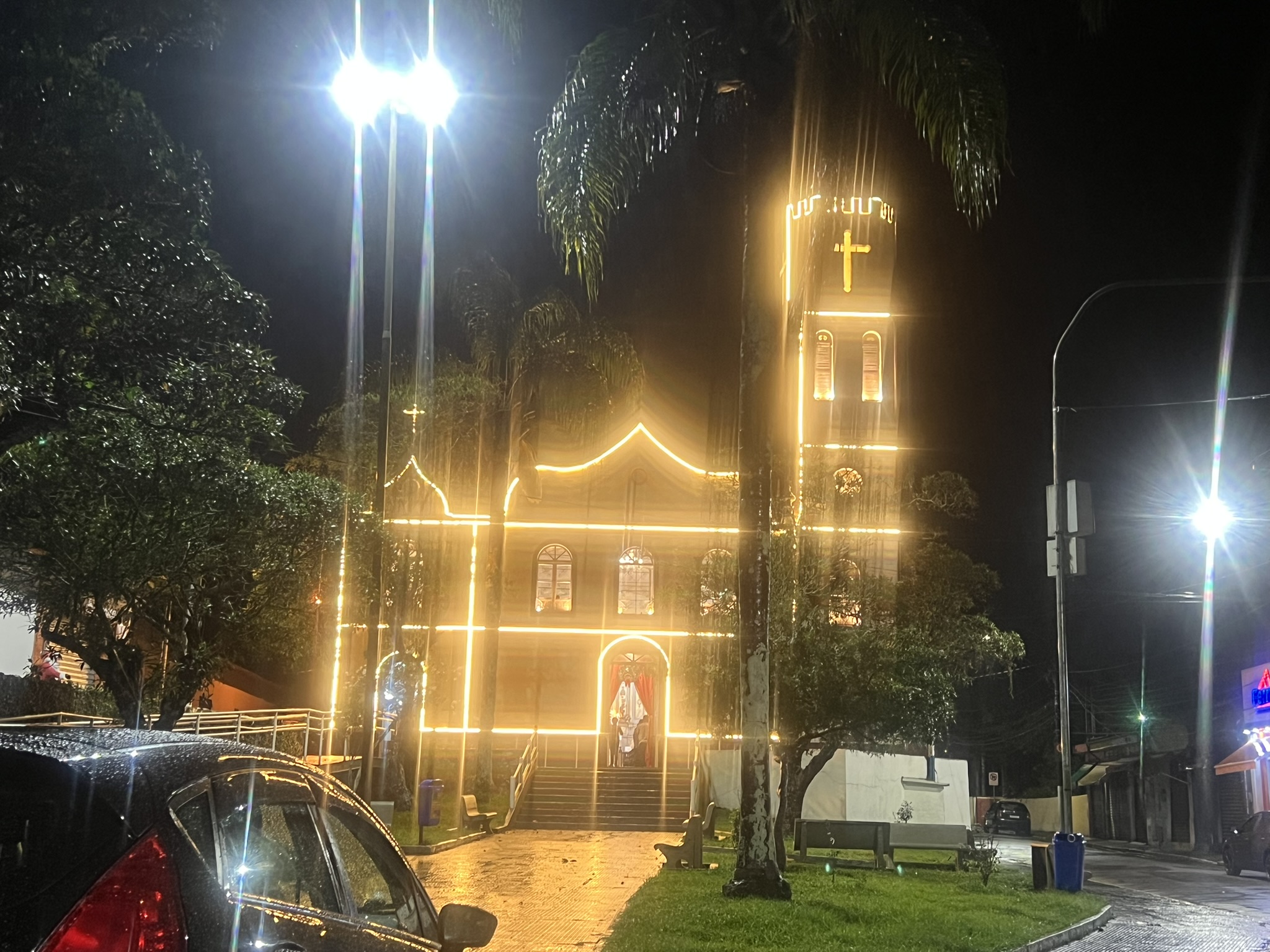 Igreja iluminada à noite
